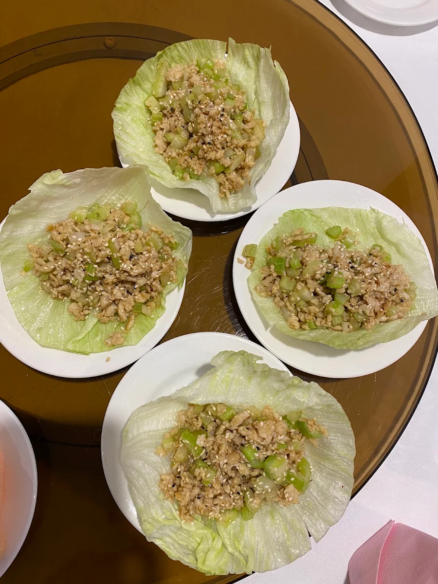 Chicken Sang Choy Bow 雞⾁⽣菜包 4pcs